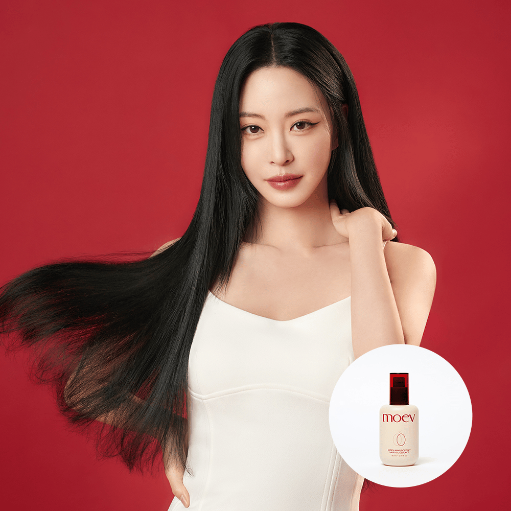 Femme aux cheveux longs et brillants montre le résultat de MOEV Annurcatin Hair Oil Essence – huile capillaire coréenne qui hydrate et combat les frisottis pour des cheveux soyeux.