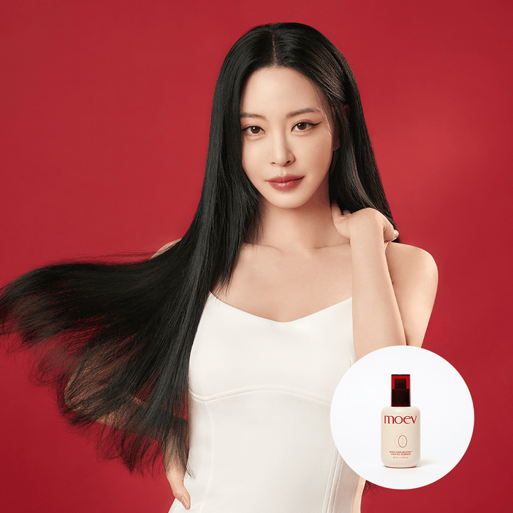 Femme aux cheveux longs et brillants montre le résultat de MOEV Annurcatin Hair Oil Essence – huile capillaire coréenne qui hydrate et combat les frisottis pour des cheveux soyeux.