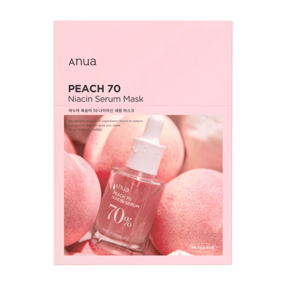 Un emballage de Anua PEACH 70 Niacin Serum Mask devant un fond de pêches. Le design rose de l'emballage correspond aux teintes naturelles des pêches, et un flacon transparent de sérum est partiellement visible. Le produit souligne l'utilisation d'ingrédients naturels.