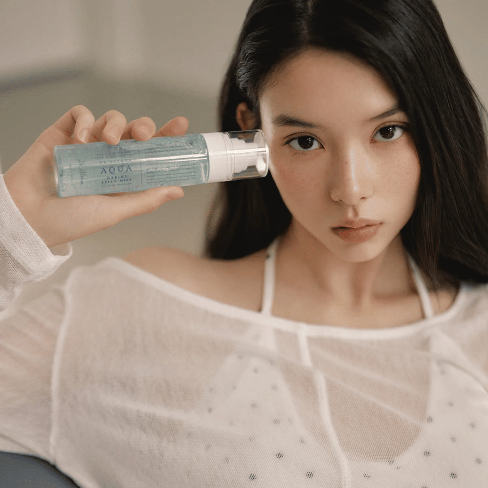 Dr. Althea Aqua Marine Jelly Mist utilisé sur le visage pour une hydratation immédiate, éclat et peau fraîche