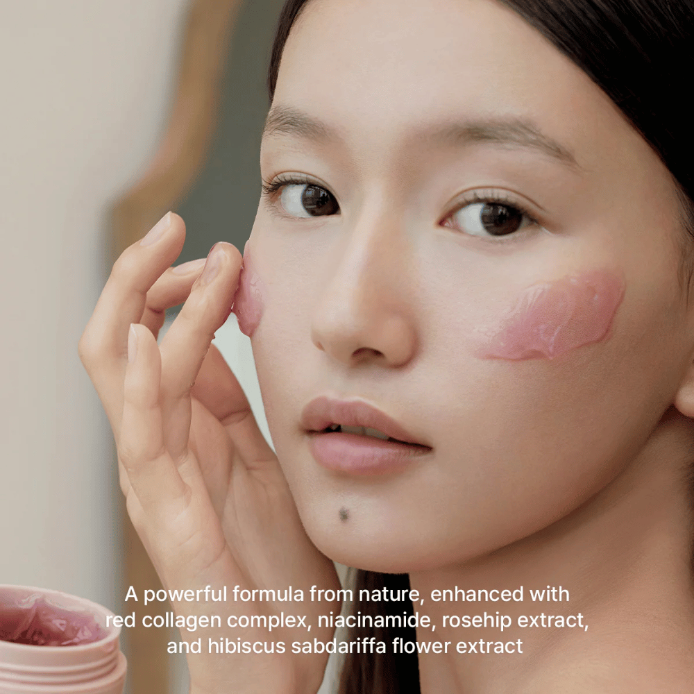 Un modèle applique Arencia Red Smoothie Serum 30 avec complexe de collagène rouge, niacinamide, églantier et hibiscus pour une peau plus ferme.
