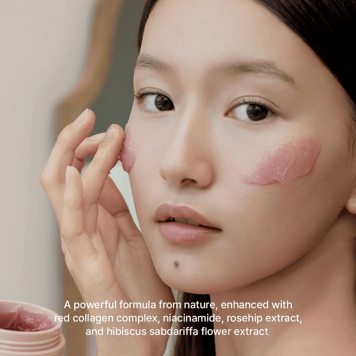 Un modèle applique Arencia Red Smoothie Serum 30 avec complexe de collagène rouge, niacinamide, églantier et hibiscus pour une peau plus ferme.