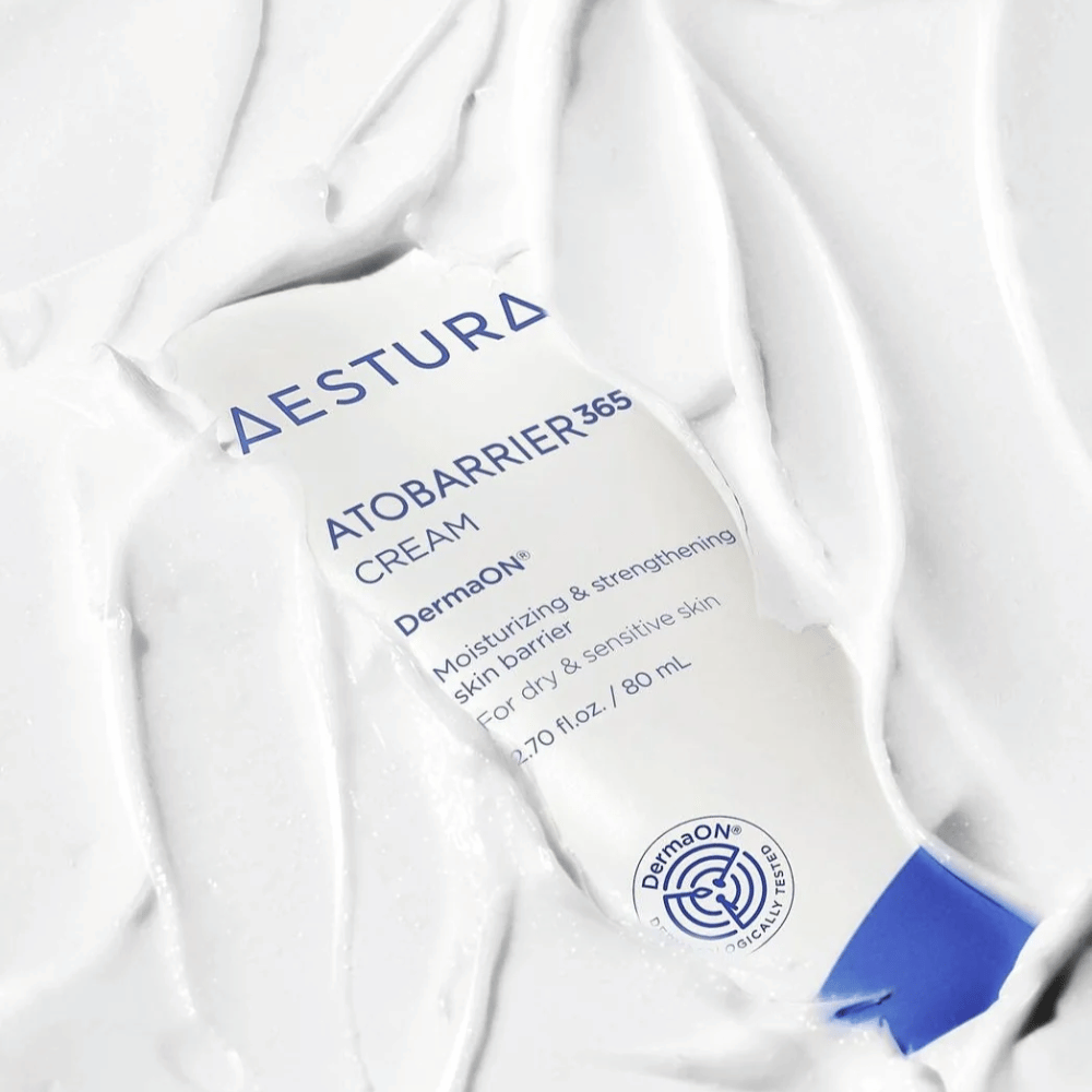Aestura Atobarrier 365 Cream est parfait pour les peaux sèches et sensibles. Avec la technologie DermaON™, cette crème hydrate et renforce la barrière cutanée. Le produit est présenté ici dans un tube de 80 ml, partiellement couvert par sa propre consistance crémeuse, ce qui met en valeur ses propriétés riches et hydratantes.