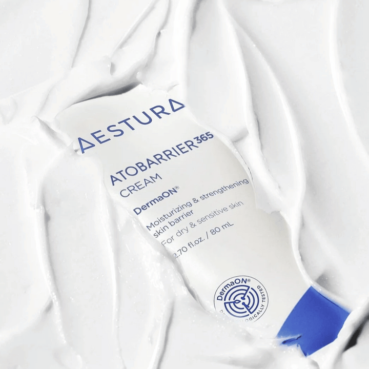 Aestura Atobarrier 365 Cream est parfait pour les peaux sèches et sensibles. Avec la technologie DermaON™, cette crème hydrate et renforce la barrière cutanée. Le produit est présenté ici dans un tube de 80 ml, partiellement couvert par sa propre consistance crémeuse, ce qui met en valeur ses propriétés riches et hydratantes.