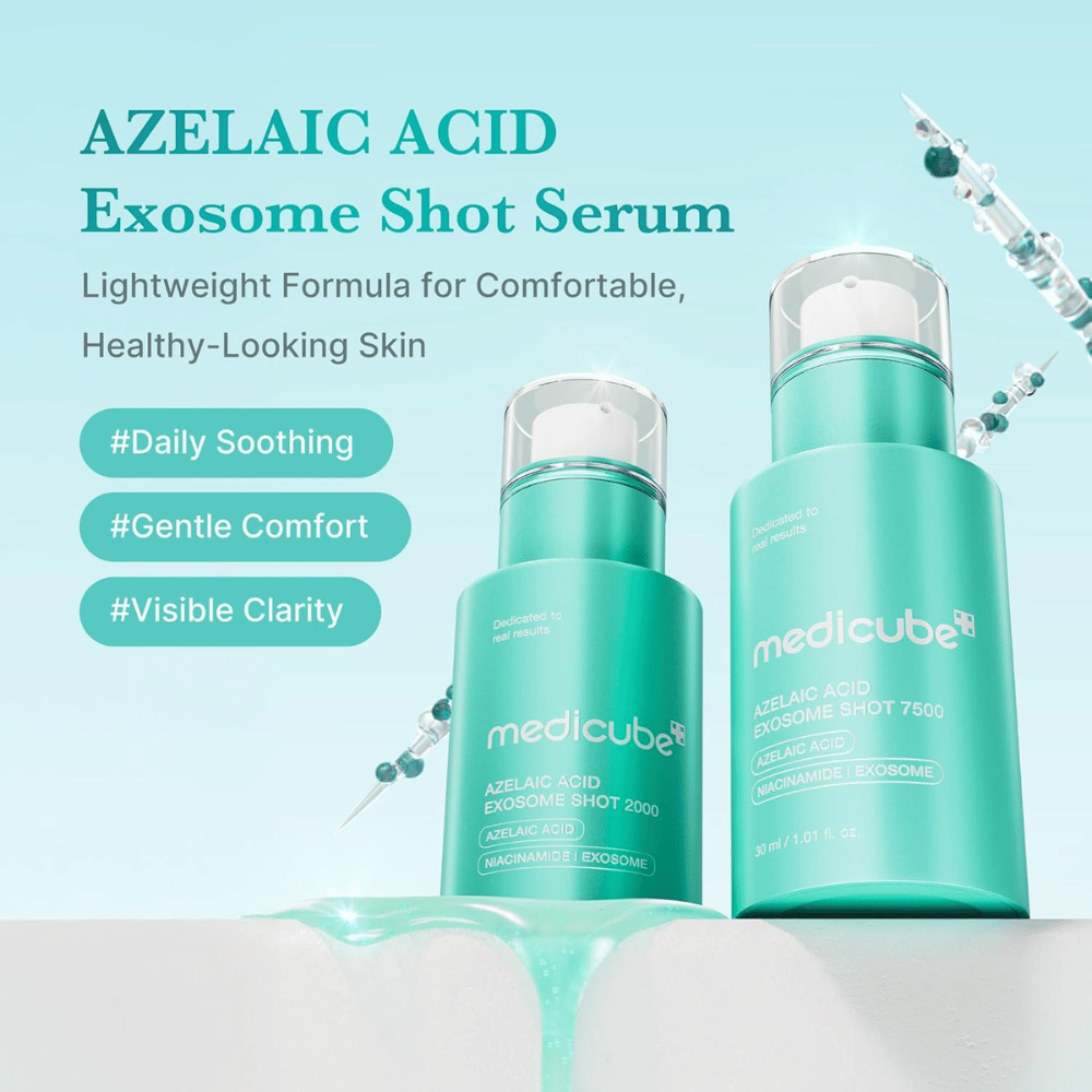 Image produit montrant deux tailles ou concentrations du sérum Azelaic Acid Exosome Shot. Le design turquoise est associé à un message de soin apaisant quotidien, de confort et d’amélioration de la clarté de la peau. Des illustrations décoratives de spicules et de gouttes de sérum renforcent l’impression scientifique.