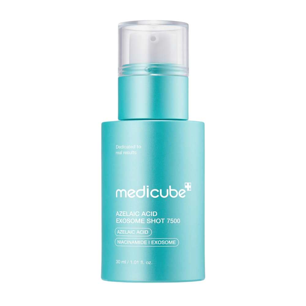 Image produit détourée de Medicube Azelaic Acid Exosome Shot 7500 sur un fond clair. Le flacon turquoise avec pompe est au centre de l’attention et met en valeur le design moderne du produit. L’emballage indique que la formule contient de l’acide azélaïque, de la niacinamide et des exosomes, et qu’elle est destinée à un soin de la peau plus intensif par rapport à la version 2000.