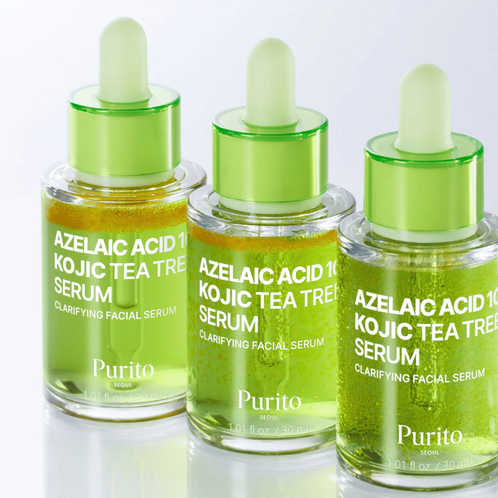 Trois flacons de Purito Azelaic Acid 10 Kojic Tea Tree Serum. La formule équilibre le sébum, réduit les pores et donne un teint plus uniforme.