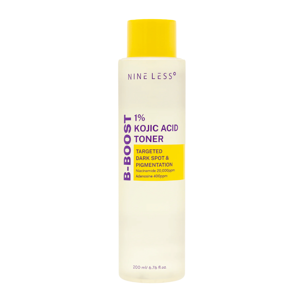 Image du produit sur NINE LESS B-Boost 1% Kojic Acid Toner, une bouteille jaune clair avec un bouchon jaune et un texte violet. Tonique avec acide kojique et niacinamide qui réduit les taches pigmentaires.