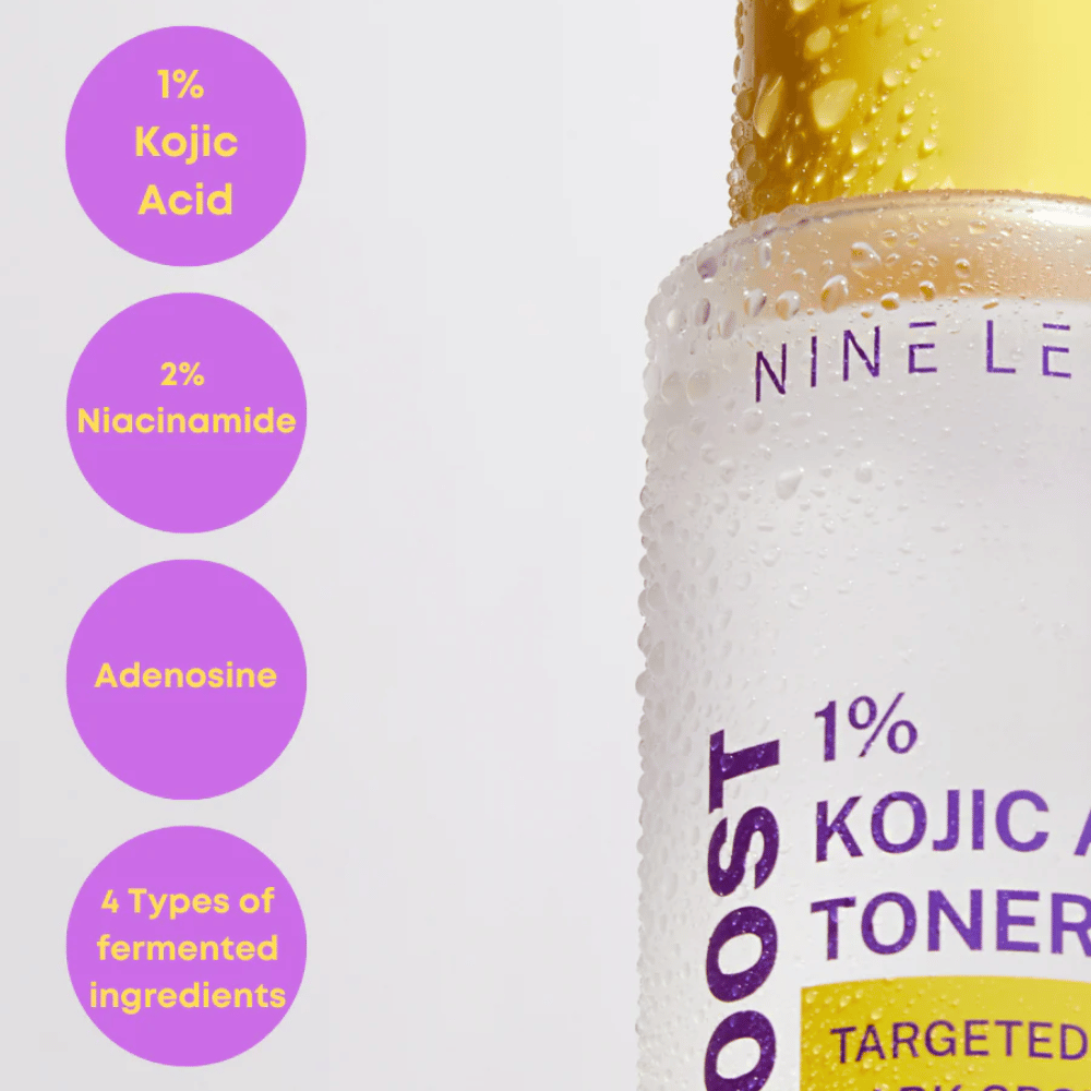 Bouteille avec NINE LESS B-Boost 1% Kojic Acid Toner avec des gouttes sur la surface. Montre les ingrédients clés : 1 % d'acide kojique, 2 % de niacinamide, adénosine et 4 types d'ingrédients fermentés contre les taches sombres.