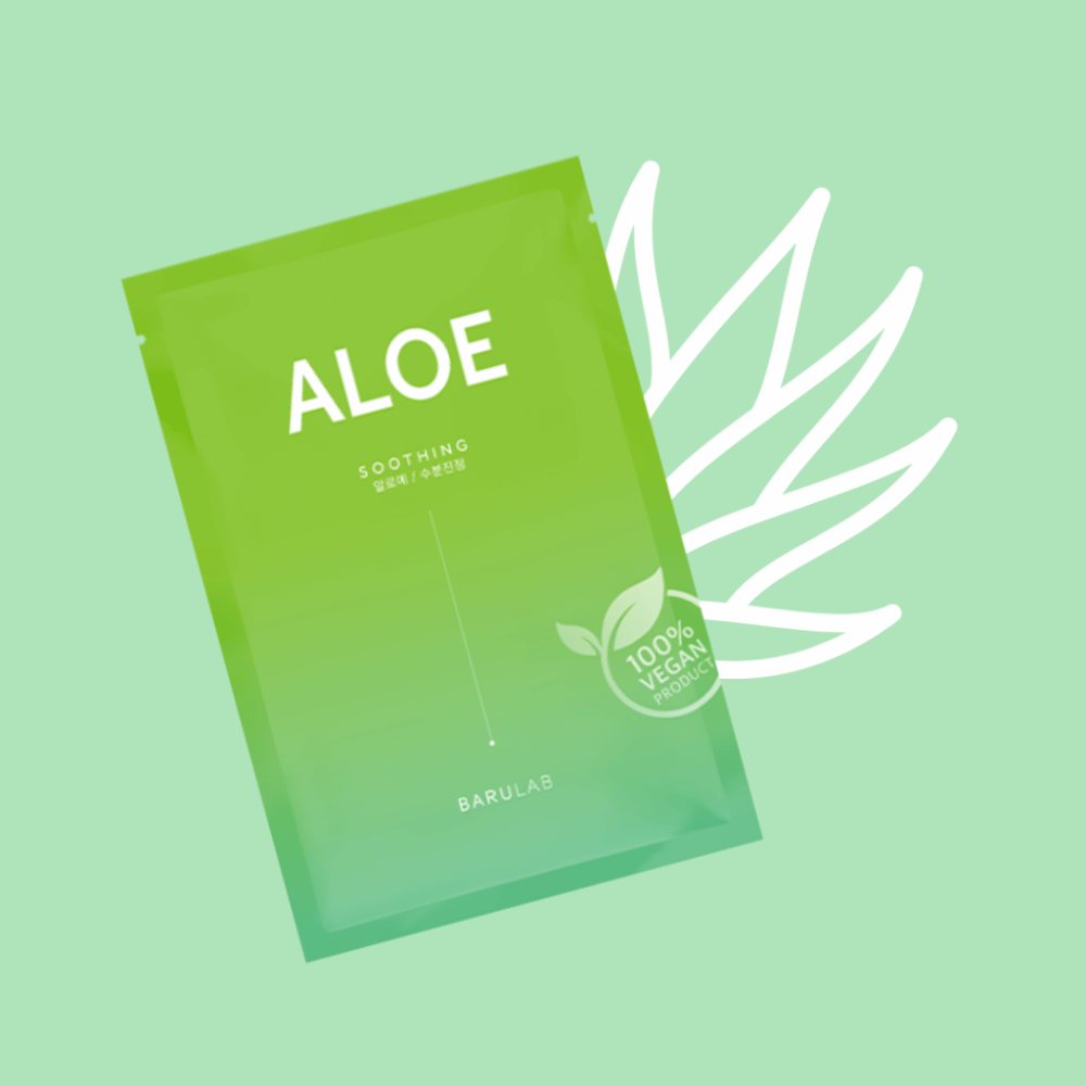 Un emballage du produit BARULAB "Aloe Soothing" masque est présenté devant une illustration de feuilles d'aloe vera. Le produit est marqué comme "Produit 100% Végétalien" sur un fond vert doux.