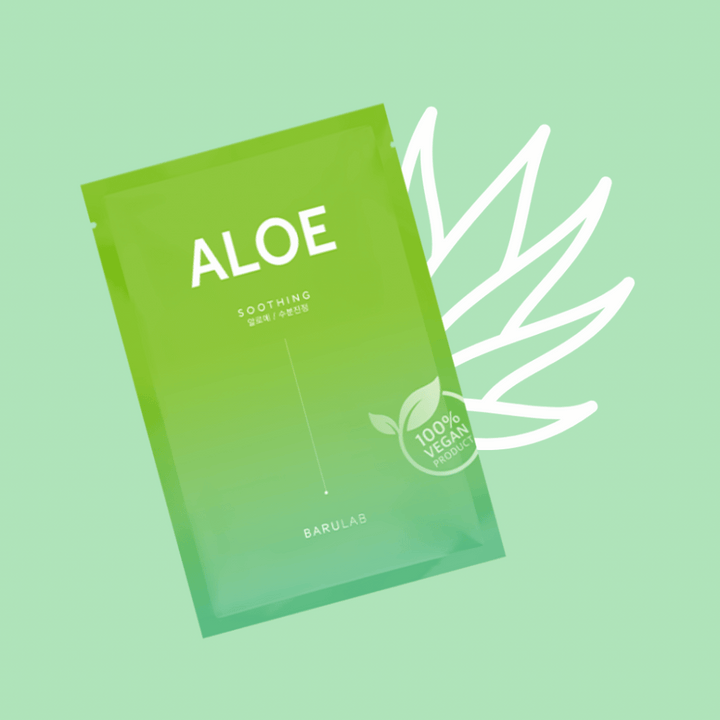 Un emballage du produit BARULAB "Aloe Soothing" masque est présenté devant une illustration de feuilles d'aloe vera. Le produit est marqué comme "Produit 100% Végétalien" sur un fond vert doux.