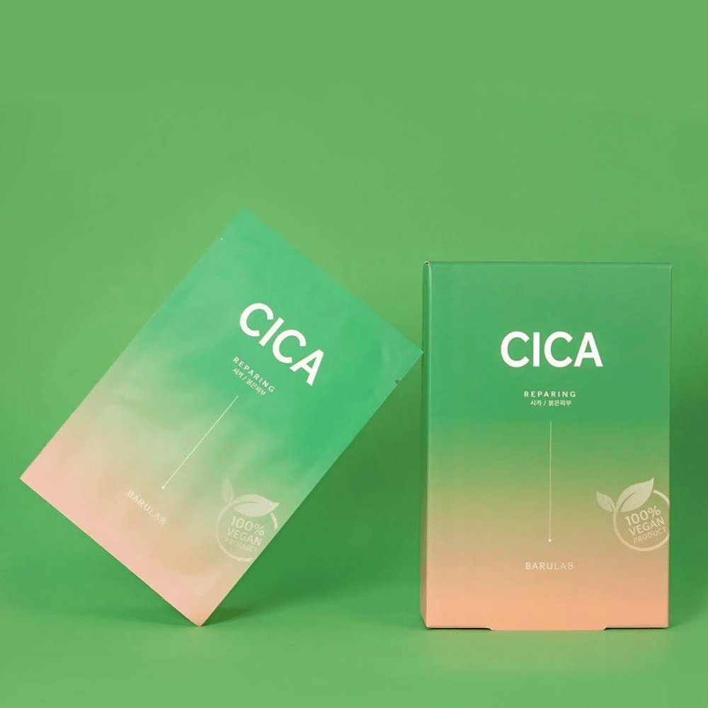 Deux produits de BARULAB, un dans un sachet et un dans une boîte, tous deux marqués "CICA Repairing" sur un fond vert uni. Les produits sont également marqués comme "100% Vegan Product".