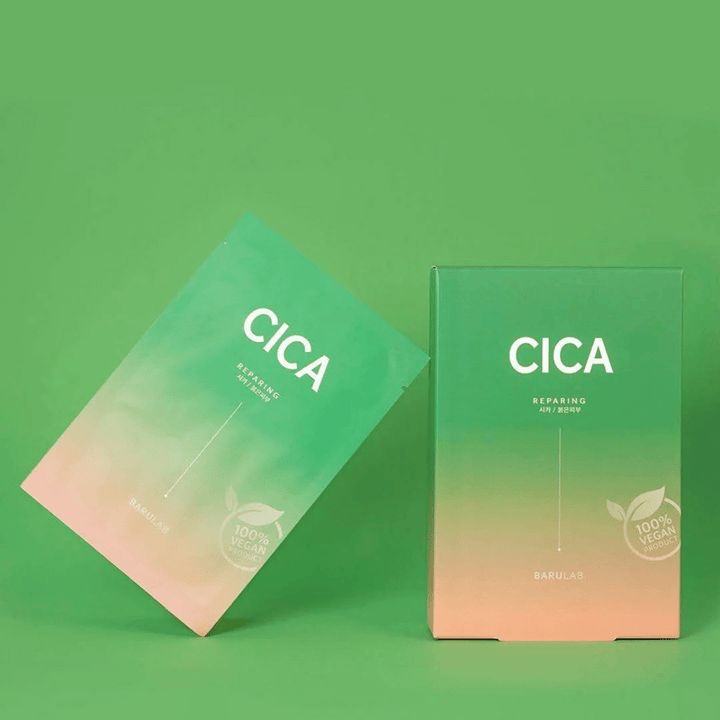 Deux produits de BARULAB, un dans un sachet et un dans une boîte, tous deux marqués "CICA Repairing" sur un fond vert uni. Les produits sont également marqués comme "100% Vegan Product".