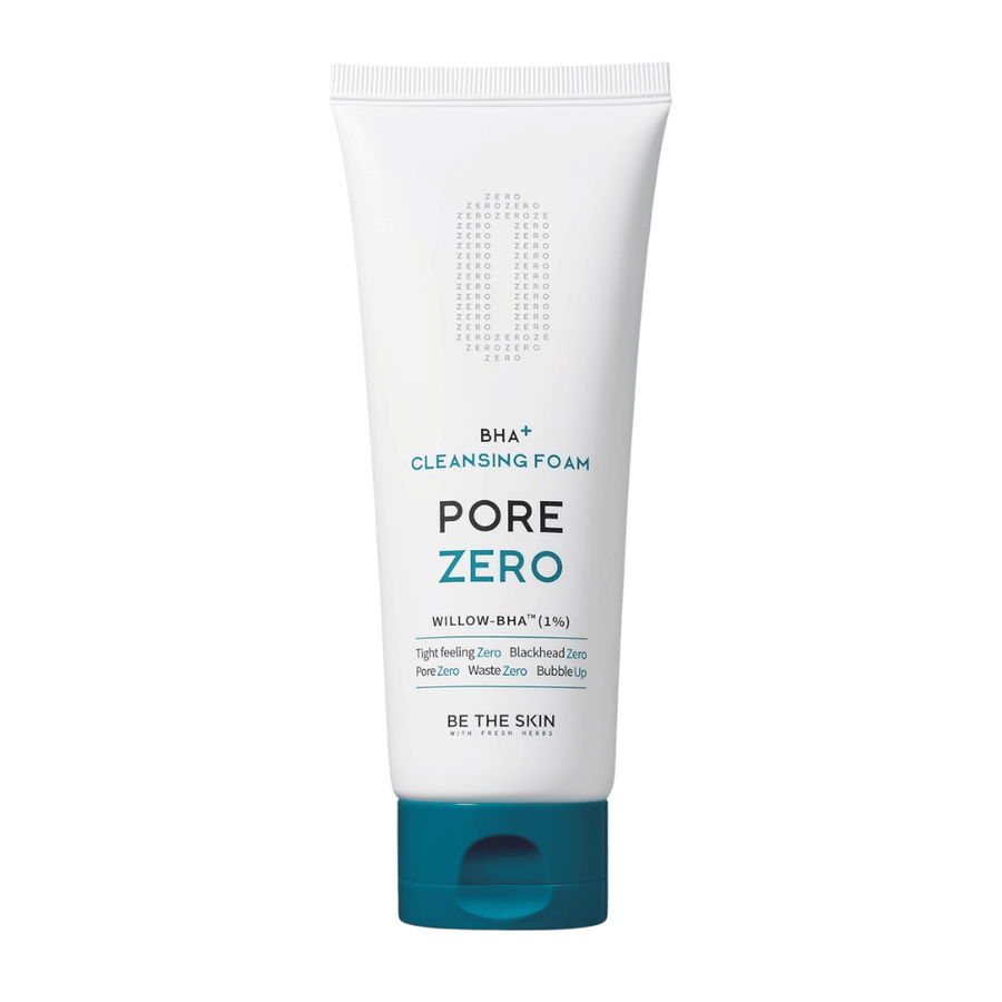 Image produit détourée de Be The Skin Pore Zero BHA+ Cleansing Foam avec tube blanc et bouchon bleu. Le design minimaliste met en valeur l’esthétique moderne et clinique du produit ainsi que son accent sur le soin des pores et l’exfoliation douce.