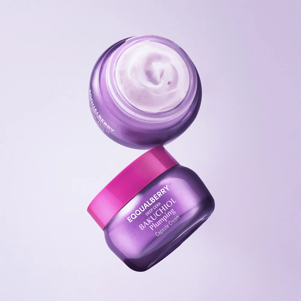 Deux pots ouverts de EQQUALBERRY Bakuchiol Plumping Capsule Cream dans un emballage violet avec un couvercle rose. La texture douce de la crème est clairement visible de dessus.