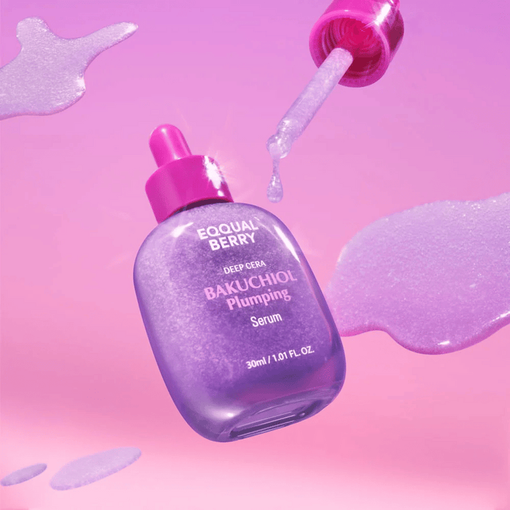 Equal Berry Bakuchiol Plumping Serum dans un flacon irisé violet avec une pipette rose. Gouttes de sérum et fond dans des tons roses doux pour une sensation luxueuse.