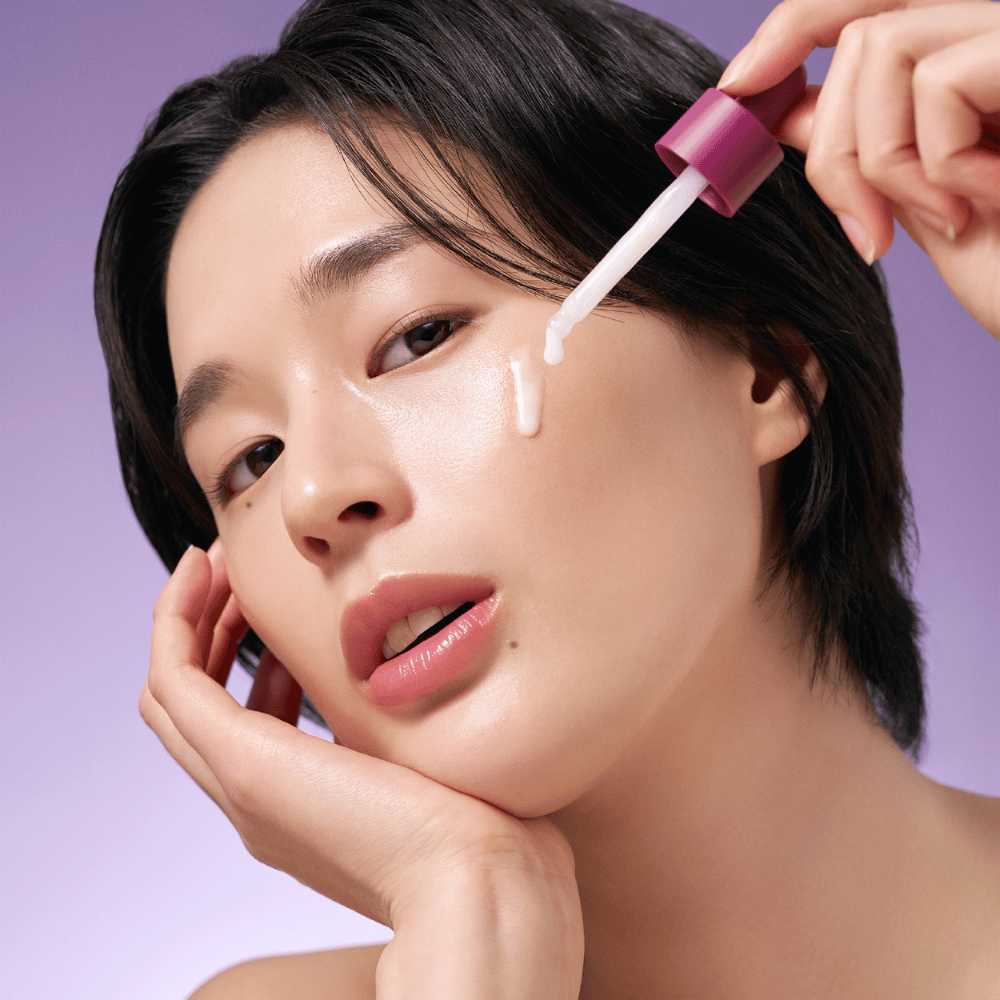 Bakuchiol Timeless Bloom Revitalizing Serum est une alternative naturelle au rétinol qui aide à réduire les ridules et le teint inégal. Avec une formule douce, il est parfait pour les peaux sensibles et offre un look éclatant et hydraté.