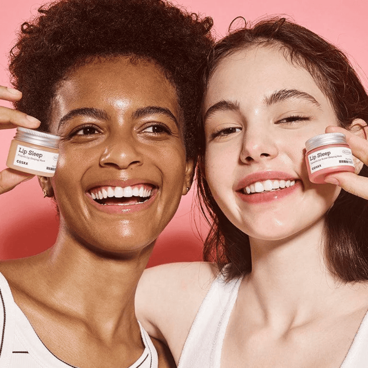 Deux personnes sourient et tiennent des pots COSRX Lip Sleep. L'image transmet des lèvres douces, hydratées et l'effet naturel éclatant du produit.
