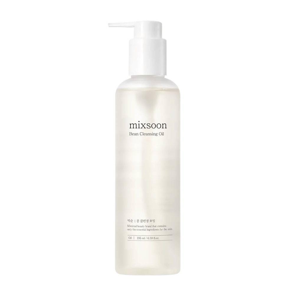 Une bouteille transparente avec une pompe blanche et une étiquette montrant le texte "mixsoon Bean Cleansing Oil". La bouteille contient un liquide clair, presque opaque, et a un design épuré et minimaliste. L'étiquette indique qu'il s'agit d'une huile nettoyante et précise également le volume de 195 ml. L'arrière-plan est entièrement blanc, ce qui met en valeur la simplicité et la pureté du produit.
