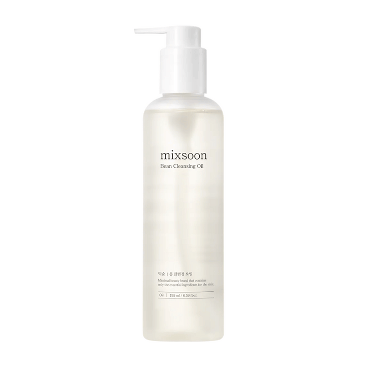 Une bouteille transparente avec une pompe blanche et une étiquette montrant le texte "mixsoon Bean Cleansing Oil". La bouteille contient un liquide clair, presque opaque, et a un design épuré et minimaliste. L'étiquette indique qu'il s'agit d'une huile nettoyante et précise également le volume de 195 ml. L'arrière-plan est entièrement blanc, ce qui met en valeur la simplicité et la pureté du produit.
