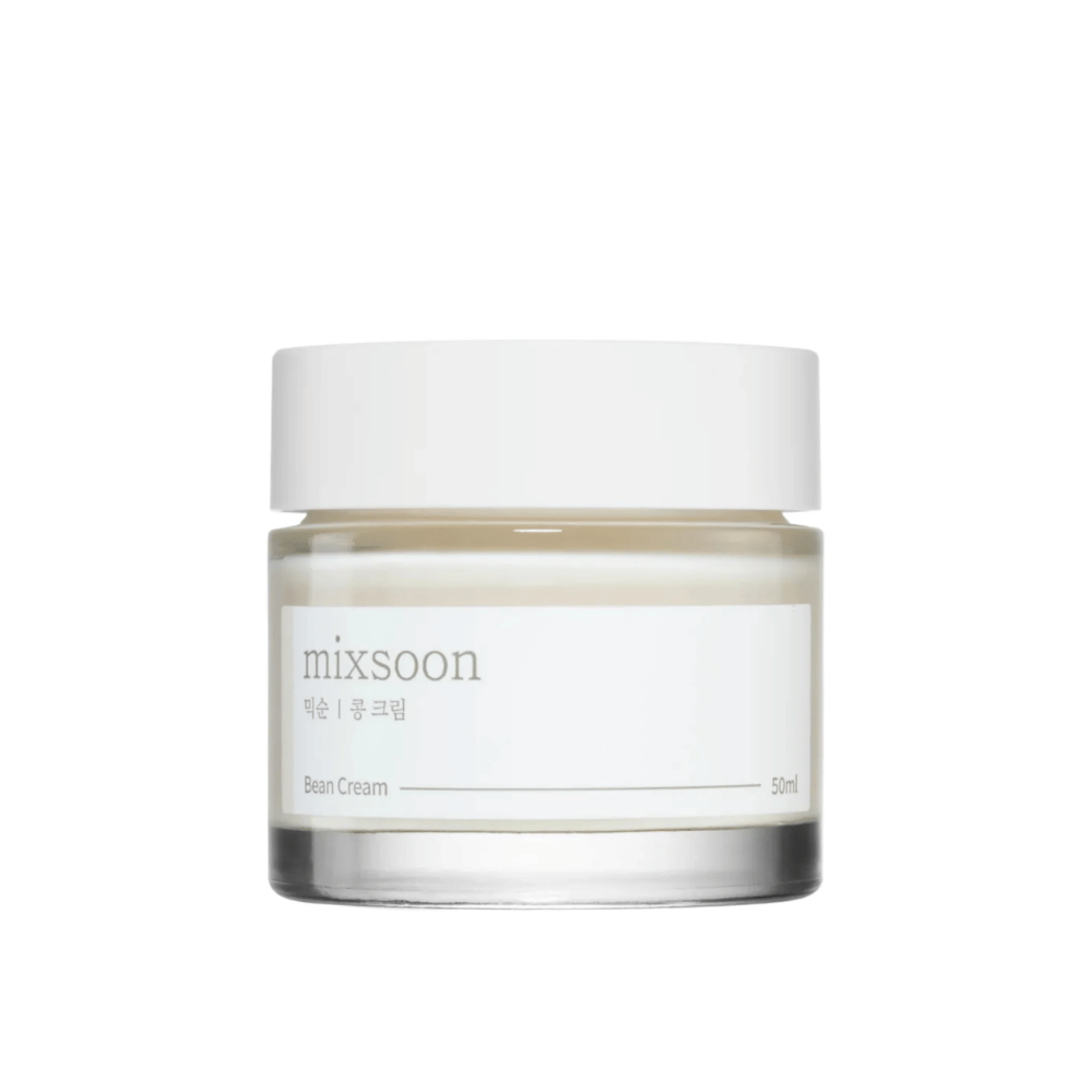 Un pot avec un couvercle blanc et une étiquette montrant le texte "mixsoon 팥 크림" et "Bean Cream" ainsi que l'indication de volume "50ml". Le pot est partiellement transparent et contient une crème blanche. Le design est simple et moderne avec un fond blanc pur qui accentue le produit.
