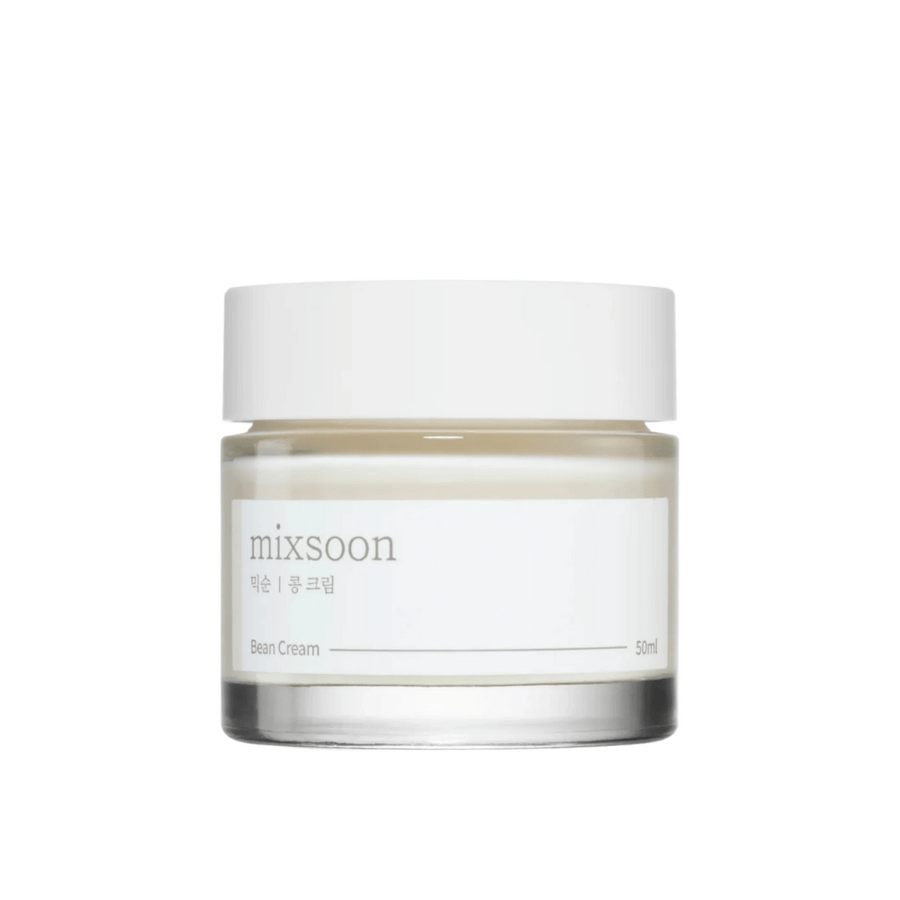 Un pot avec un couvercle blanc et une étiquette montrant le texte "mixsoon 팥 크림" et "Bean Cream" ainsi que l'indication de volume "50ml". Le pot est partiellement transparent et contient une crème blanche. Le design est simple et moderne avec un fond blanc pur qui accentue le produit.