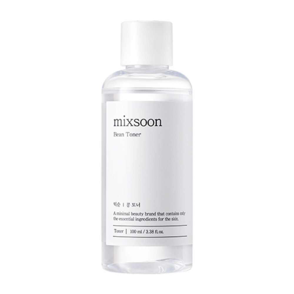 Une bouteille en plastique transparente avec un bouchon blanc et une étiquette blanche portant le texte "mixsoon Bean Toner". Sous le nom de la marque, il y a une description en coréen et le texte "A minimal beauty brand that contains only the essential ingredients for the skin". Le produit est un toner et contient 100 ml / 3,38 fl oz. La bouteille et l'étiquette ont un design épuré et minimaliste et sont photographiées sur un fond entièrement blanc.