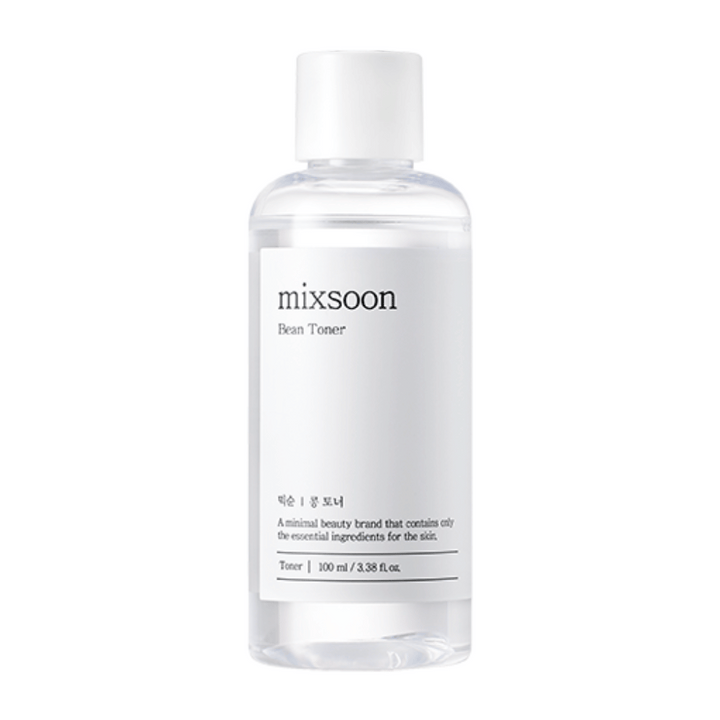 Une bouteille en plastique transparente avec un bouchon blanc et une étiquette blanche portant le texte "mixsoon Bean Toner". Sous le nom de la marque, il y a une description en coréen et le texte "A minimal beauty brand that contains only the essential ingredients for the skin". Le produit est un toner et contient 100 ml / 3,38 fl oz. La bouteille et l'étiquette ont un design épuré et minimaliste et sont photographiées sur un fond entièrement blanc.