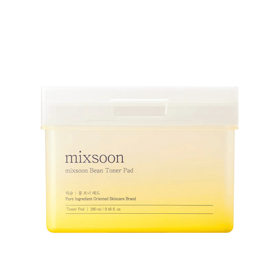 "Un récipient carré et transparent avec Mixsoon Bean Toner Pad. Le récipient a une teinte jaunâtre et un texte décrivant le produit, y compris le volume de 280 ml (9.46 fl. oz).