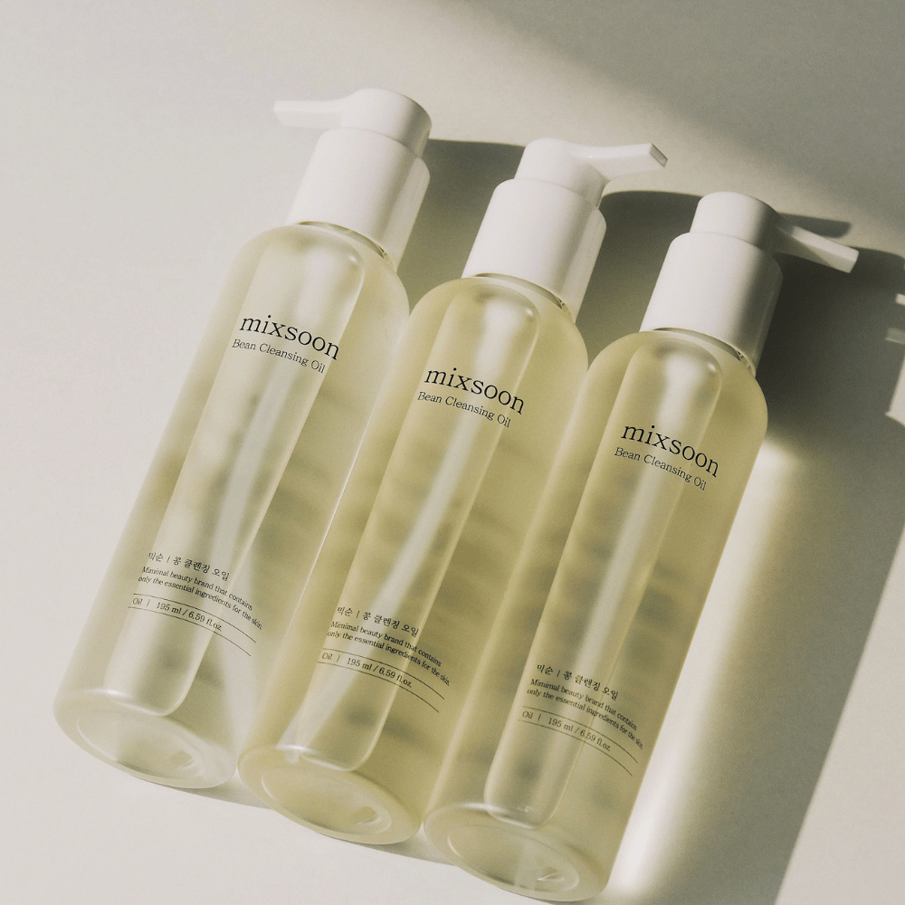 Trois bouteilles Mixsoon Bean Cleansing Oil – un nettoyant à base d'huile coréenne qui élimine en douceur le maquillage, les impuretés et hydrate la peau.