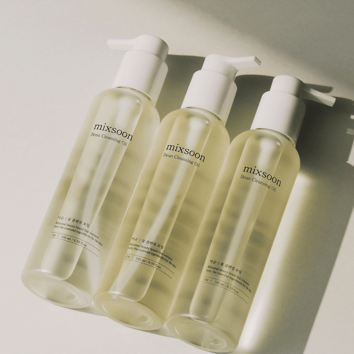 Trois bouteilles Mixsoon Bean Cleansing Oil – un nettoyant à base d'huile coréenne qui élimine en douceur le maquillage, les impuretés et hydrate la peau.