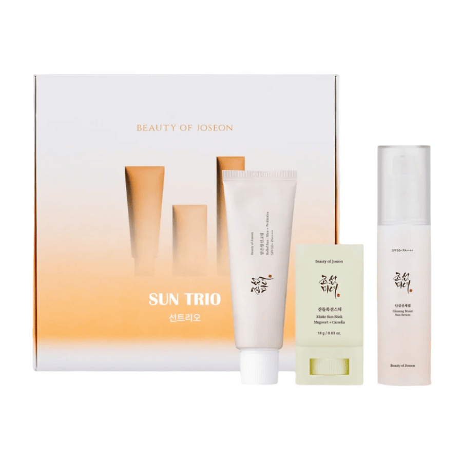 Beauty of Joseon - Sun Trio emballage cadeau avec trois produits solaires : Relief Sun Rice + Probiotics, Matte Sun Stick Mugwort + Camellia et Ginseng Moist Sun Serum devant un emballage dégradé en blanc et orange.