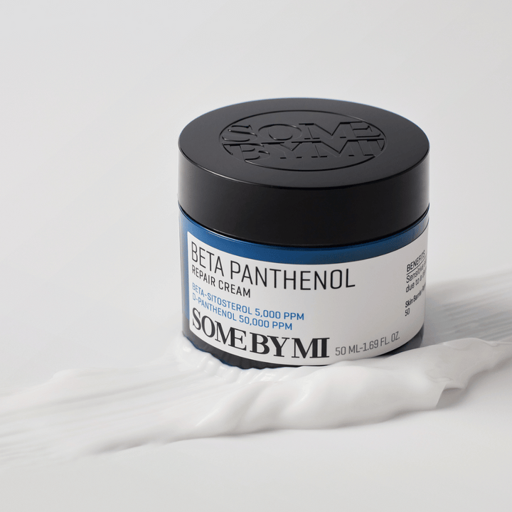 SOME BY MI Beta Panthenol Repair Cream dans un pot bleu placé sur une texture de crème – crème apaisante et hydratante.