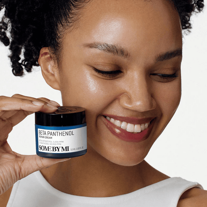 Mannequin à la peau éclatante tenant SOME BY MI Beta Panthenol Repair Cream – crème pour le visage coréenne qui renforce la barrière cutanée et hydrate.