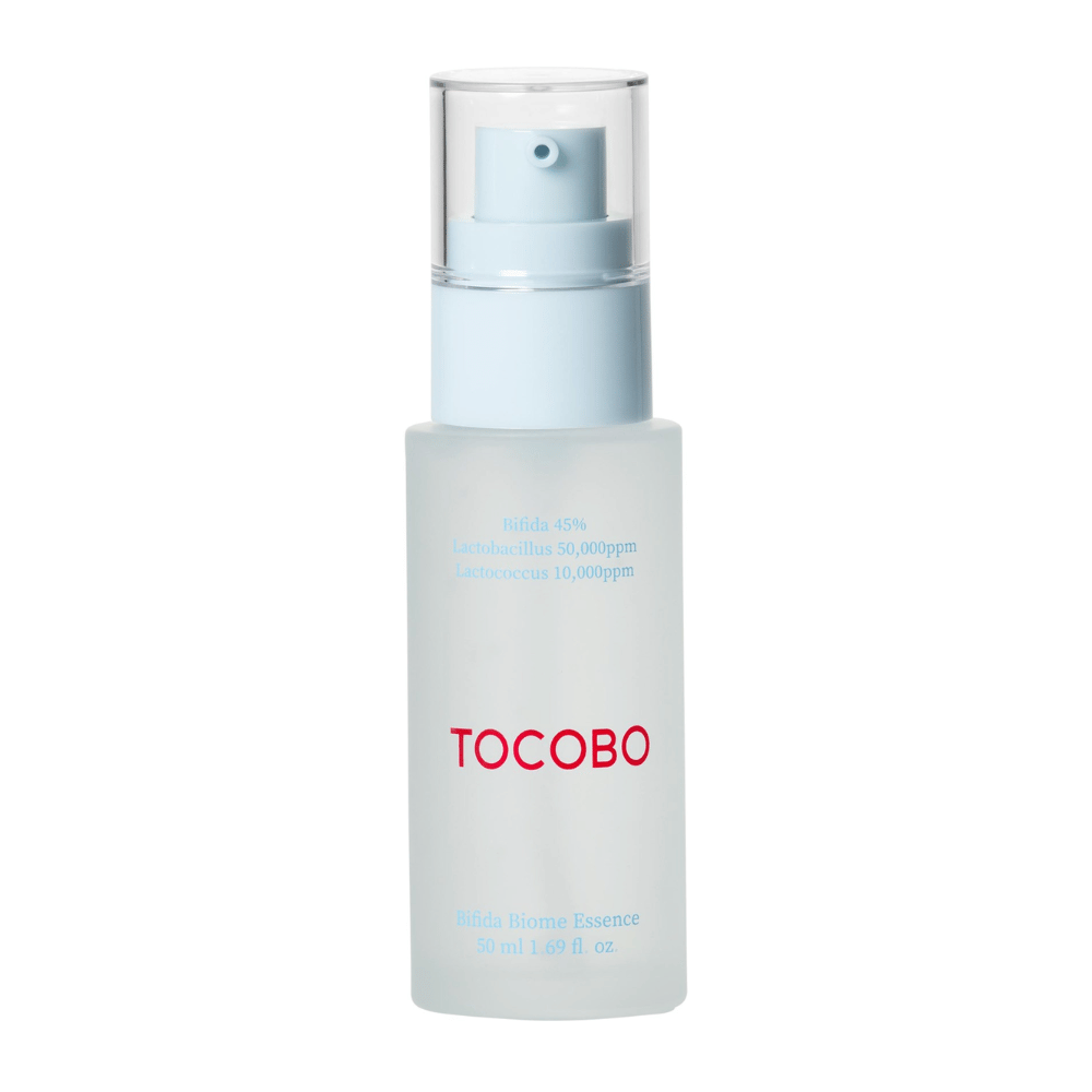 TOCOBO Bifida Biome Essence dans un flacon pompe givré avec un haut bleu clair et un bouchon transparent. Le texte sur le flacon indique qu'il contient 45 % de Bifida, Lactobacillus et Lactococcus, 50 ml.
