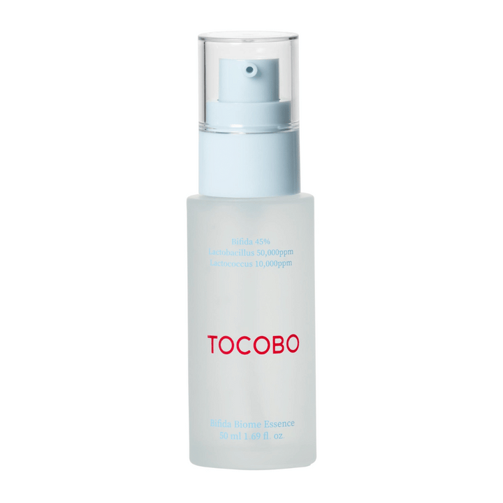 TOCOBO Bifida Biome Essence dans un flacon pompe givré avec un haut bleu clair et un bouchon transparent. Le texte sur le flacon indique qu'il contient 45 % de Bifida, Lactobacillus et Lactococcus, 50 ml.
