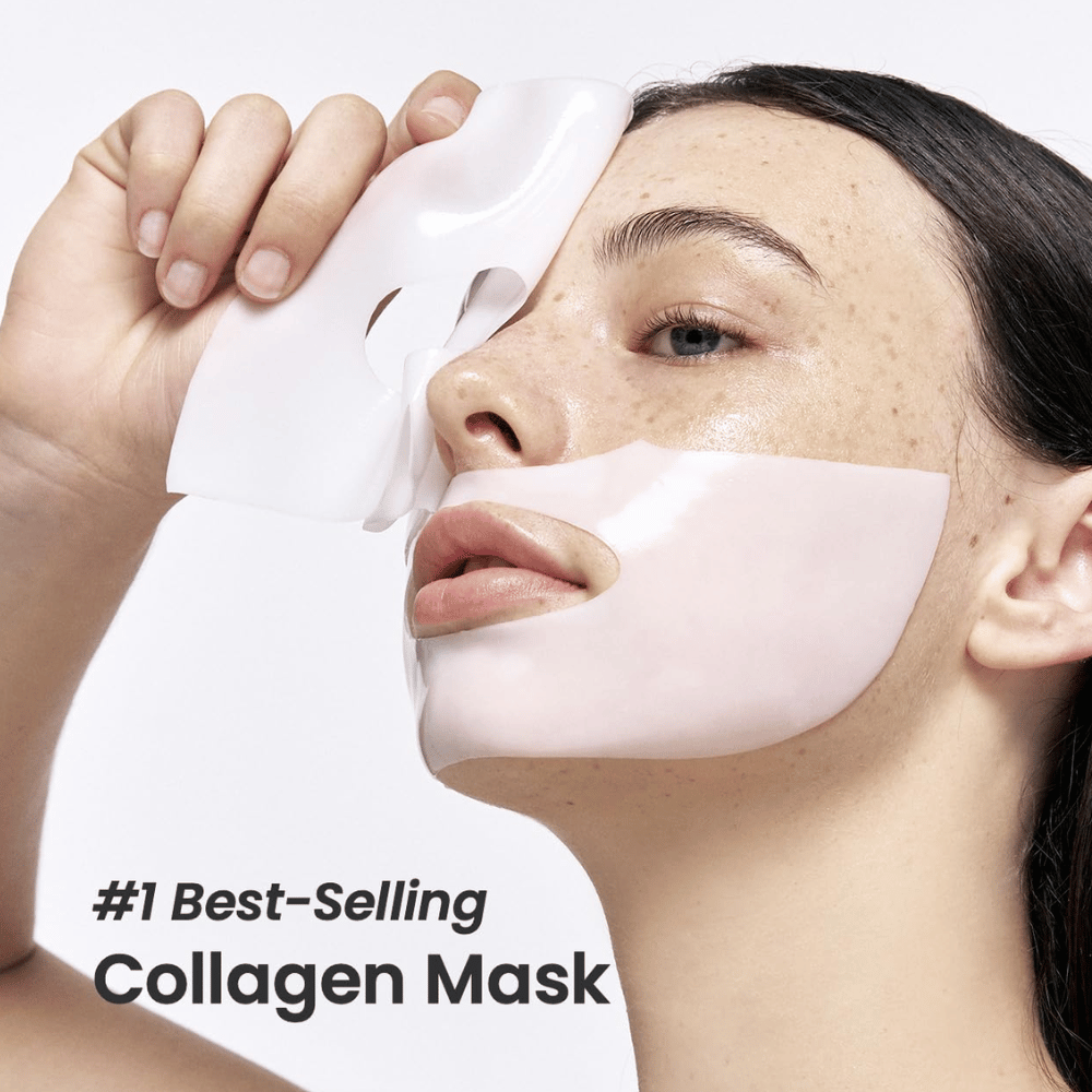 L'image montre une jeune femme appliquant Bio-Collagen Real Deep Mask de Biodance, un masque facial marqué comme "#1 Best-Selling Collagen Mask". Le masque est blanc et couvre ses joues et sa bouche, soulignant sa popularité et son efficacité pour le soin de la peau.