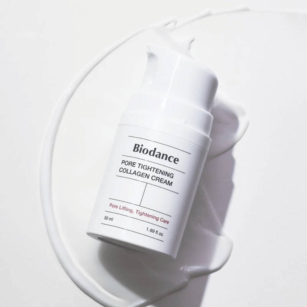 Biodance Pore Tightening Collagen Cream dans un flacon pompe blanc, posé sur un tourbillon de crème blanche.