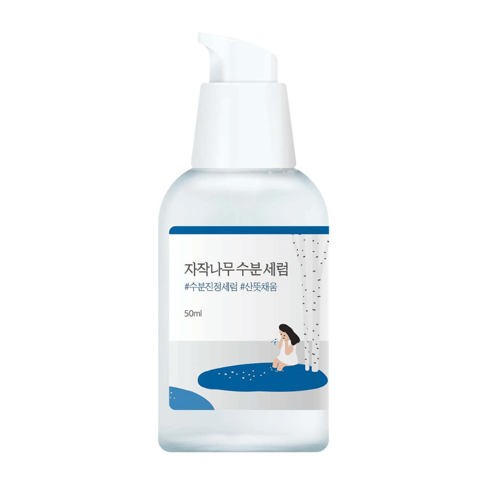 Round Lab Birch Juice Moisturizing Serum dans un flacon pompe transparent avec une étiquette bleue et blanche et une illustration de bouleau et de fille, détachée sur fond blanc.