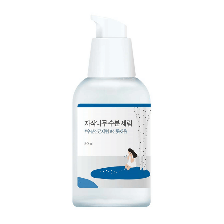 Round Lab Birch Juice Moisturizing Serum dans un flacon pompe transparent avec une étiquette bleue et blanche et une illustration de bouleau et de fille, détachée sur fond blanc.