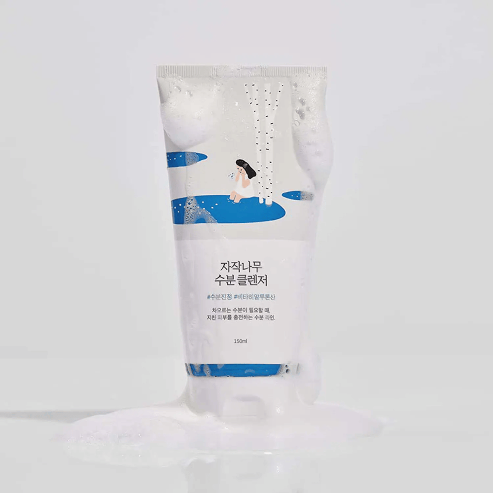 ROUND LAB Birch Juice Moisturizing Cleanser 150 ml en tube avec mousse crémeuse, nettoyant visage doux avec sève de bouleau qui nettoie délicatement, hydrate la peau et convient même aux peaux sensibles.