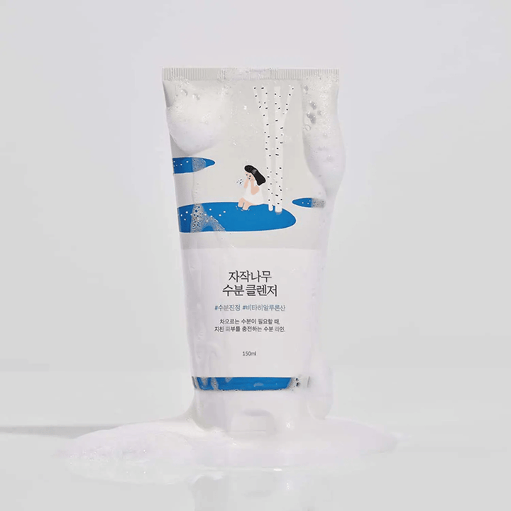 ROUND LAB Birch Juice Moisturizing Cleanser 150 ml en tube avec mousse crémeuse, nettoyant visage doux avec sève de bouleau qui nettoie délicatement, hydrate la peau et convient même aux peaux sensibles.