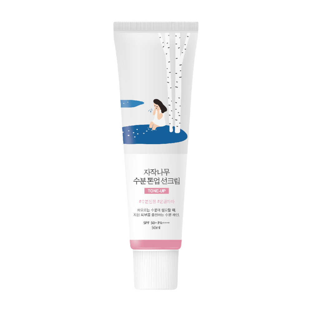 Un tube blanc avec Birch Juice Moisturizing Tone Up Sunscreen. Le tube a une illustration d'une femme assise près d'un bouleau à côté d'une flaque d'eau. Le texte sur le tube est en coréen et indique que le produit a SPF 50+ PA++++ et contient 50 ml.