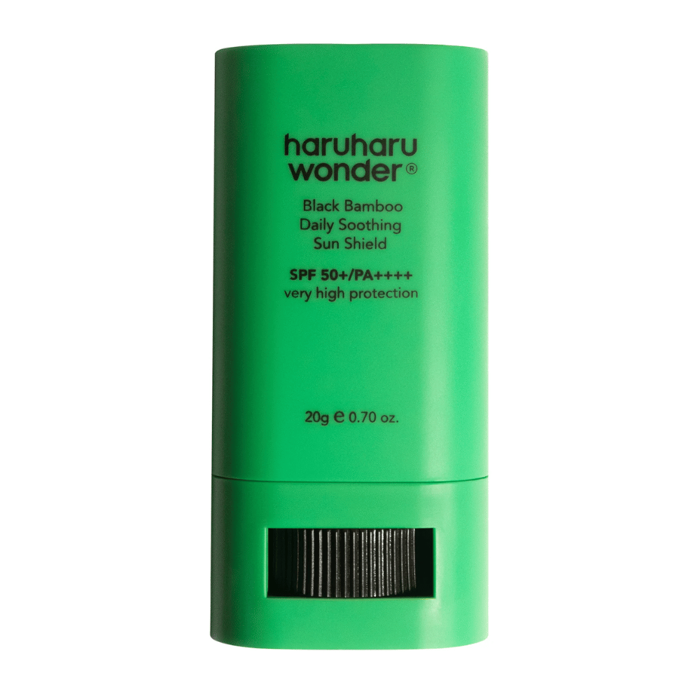 Haruharu Wonder Black Bamboo Daily Soothing Sun Shield – bâton solaire vert avec SPF 50+ PA++++ et très haute protection, montré de face avec la fonction de rotation visible en bas.