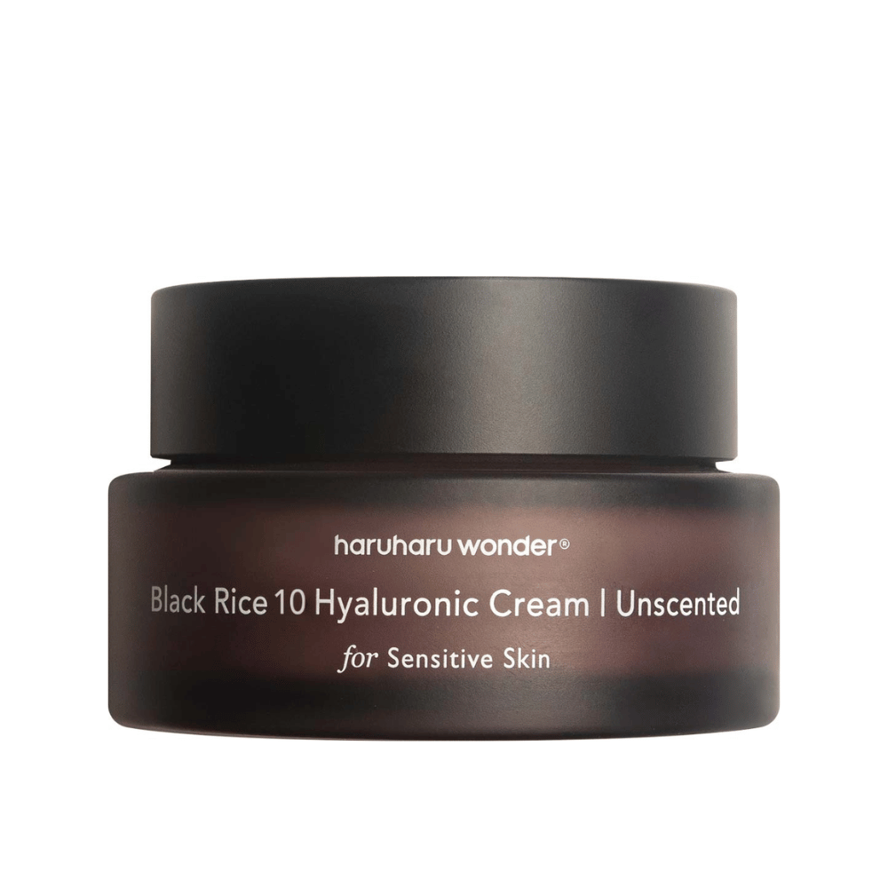 L'image montre un pot de crème pour la peau de la marque haruharu wonder. Le produit s'appelle "Black Rice 10 Hyaluronic Cream" et est spécialement conçu pour les peaux sensibles, comme indiqué dans le texte.