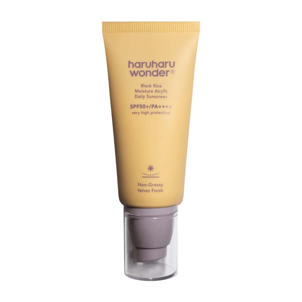Un tube jaune avec Haruharu Wonder Black Rice Moisture Airyfit Daily Sunscreen SPF 50+ PA++++. Le tube a un bouchon transparent et un texte qui décrit le haut niveau de protection de la crème solaire ainsi que sa finition non grasse et veloutée.