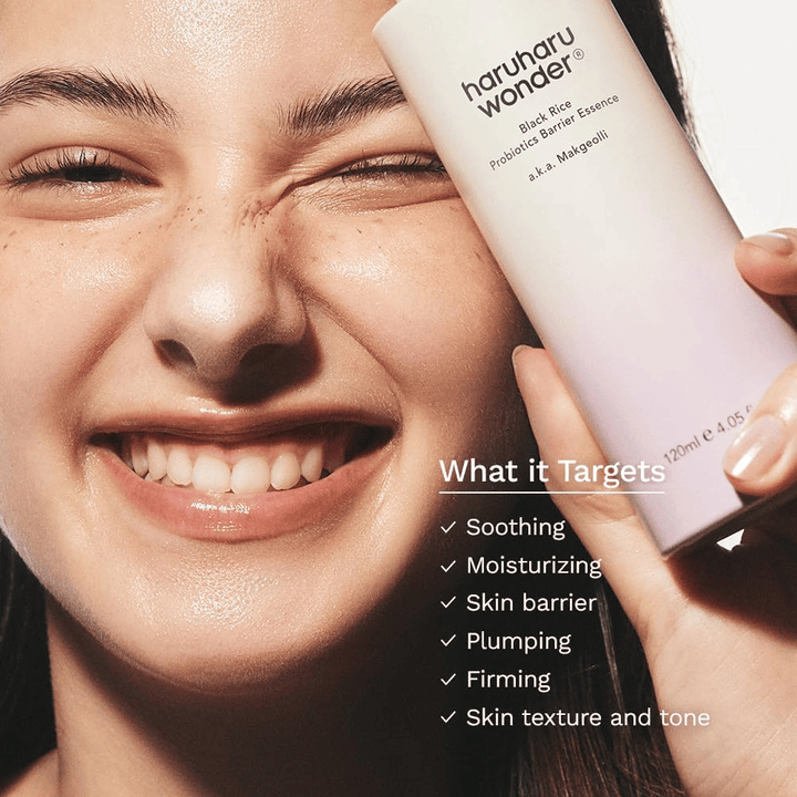 Haruharu Wonder Black Rice Probiotics Barrier Essence s’applique sur le visage pour hydrater, apaiser et renforcer la barrière cutanée