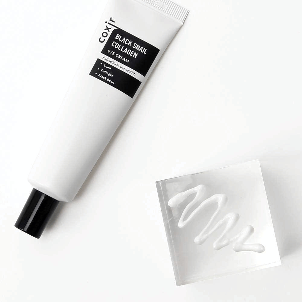 Ceci est une image de "Black Snail Collagen Eye Cream". C'est une crème pour les yeux qui contient des ingrédients tels que l'extrait d'escargot et le collagène, connus pour leurs propriétés hydratantes et nourrissantes. Le produit est commercialisé pour offrir élasticité et nutrition à la peau.