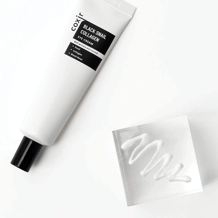 Ceci est une image de "Black Snail Collagen Eye Cream". C'est une crème pour les yeux qui contient des ingrédients tels que l'extrait d'escargot et le collagène, connus pour leurs propriétés hydratantes et nourrissantes. Le produit est commercialisé pour offrir élasticité et nutrition à la peau.