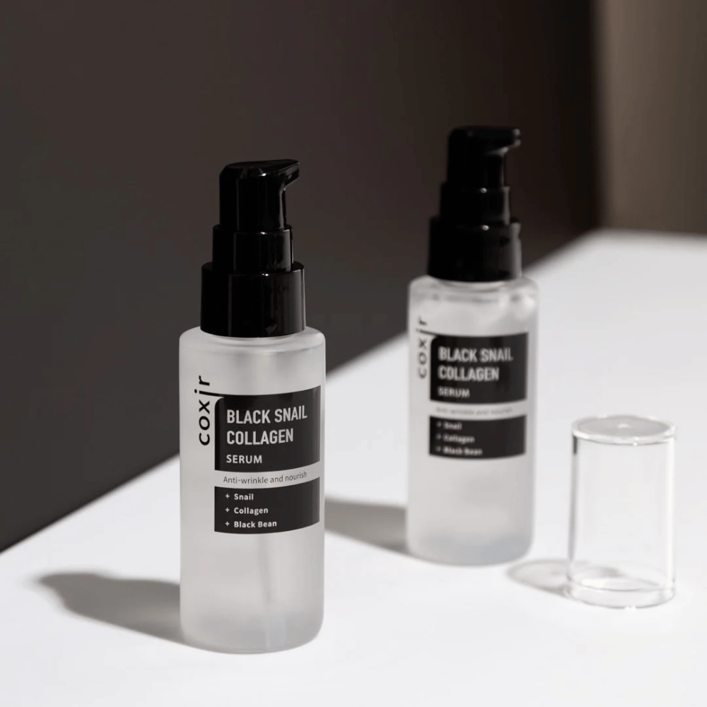  L'image montre deux bouteilles de "Black Snail Collagen Serum". Le sérum est commercialisé comme anti-rides et nourrissant, avec des ingrédients tels que l'extrait d'escargot, le collagène et le haricot noir.